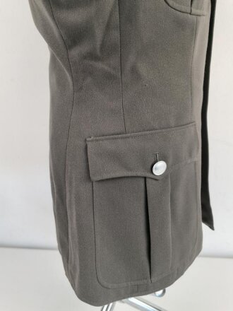 DDR, Uniformjacke eines Angehörigen im Wachregiment Felix Dzierzynski. Ungetragenes Stück, datiert 1988