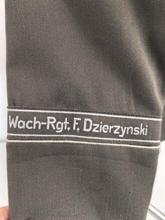 DDR, Uniformjacke und Hose eines Angehörigen im Wachregiment „Feliks Dzierzynski“ Die Jaxcke datiert 1975, guter Gesamtzustand