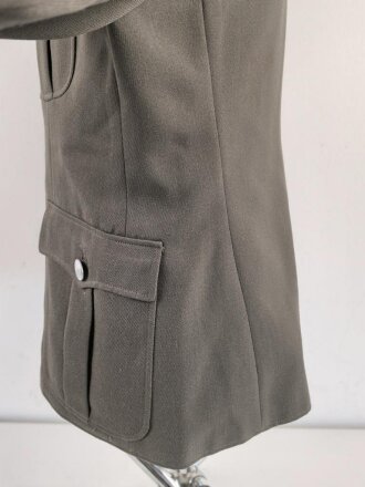 DDR, Uniformjacke und Hose eines Angehörigen im Wachregiment „Feliks Dzierzynski“ Die Jaxcke datiert 1975, guter Gesamtzustand