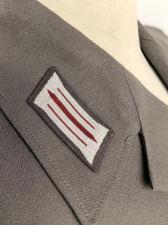 DDR, Uniformjacke und Hose eines Angehörigen im Wachregiment „Feliks Dzierzynski“ Die Jaxcke datiert 1975, guter Gesamtzustand