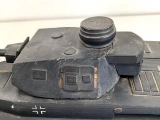 Panzer Kampfwagen IV . Übungs- und Erkennungsmodell der Wehrmacht. Originallack, leicht beschädigt, Gesamtlänge 50cm.