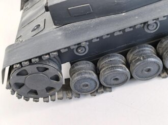 Panzer Kampfwagen IV . Übungs- und Erkennungsmodell der Wehrmacht. Originallack, leicht beschädigt, Gesamtlänge 50cm.