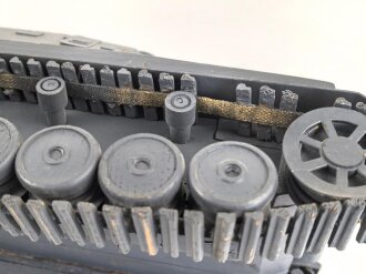 Panzer Kampfwagen IV . Übungs- und Erkennungsmodell der Wehrmacht. Originallack, leicht beschädigt, Gesamtlänge 50cm.
