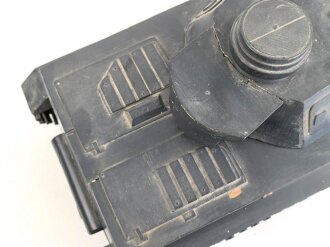 Panzer Kampfwagen IV . Übungs- und Erkennungsmodell der Wehrmacht. Originallack, leicht beschädigt, Gesamtlänge 50cm.