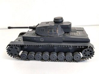Panzer Kampfwagen IV . Übungs- und Erkennungsmodell der Wehrmacht. Originallack, leicht beschädigt, Gesamtlänge 50cm.