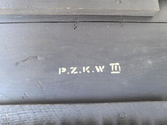 Panzer Kampfwagen III . Übungs- und Erkennungsmodell der Wehrmacht. Originallack, leicht beschädigt, Gesamtlänge 50cm.