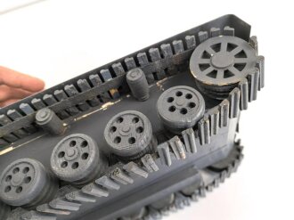 Panzer Kampfwagen III . Übungs- und Erkennungsmodell der Wehrmacht. Originallack, leicht beschädigt, Gesamtlänge 50cm.