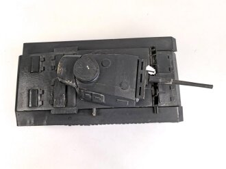 Panzer Kampfwagen III . Übungs- und Erkennungsmodell der Wehrmacht. Originallack, leicht beschädigt, Gesamtlänge 50cm.