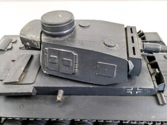 Panzer Kampfwagen III . Übungs- und Erkennungsmodell der Wehrmacht. Originallack, leicht beschädigt, Gesamtlänge 50cm.