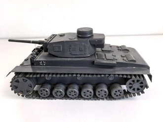 Panzer Kampfwagen III . Übungs- und Erkennungsmodell der Wehrmacht. Originallack, leicht beschädigt, Gesamtlänge 50cm.