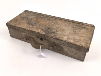 Kasten für MG34 Erdkampfausrüstung . Gehört so in Panzerkampfwagen , die mit dem MG34 mit Kugelblende ausgestattet waren. Mit dem Inhalt des Kasten konnte das MG so zur Infanteriewaffe umgebaut werden. Originallack, ungereinigt.