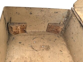 Kasten für MG34 Erdkampfausrüstung . Gehört so in Panzerkampfwagen , die mit dem MG34 mit Kugelblende ausgestattet waren. Mit dem Inhalt des Kasten konnte das MG so zur Infanteriewaffe umgebaut werden. Originallack, ungereinigt.