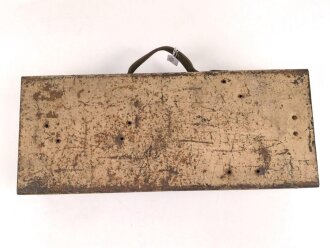 Kasten für MG34 Erdkampfausrüstung . Gehört so in Panzerkampfwagen , die mit dem MG34 mit Kugelblende ausgestattet waren. Mit dem Inhalt des Kasten konnte das MG so zur Infanteriewaffe umgebaut werden. Originallack, ungereinigt.