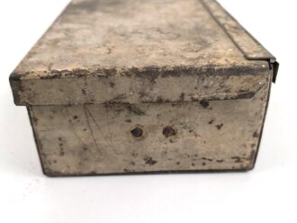Kasten für MG34 Erdkampfausrüstung . Gehört so in Panzerkampfwagen , die mit dem MG34 mit Kugelblende ausgestattet waren. Mit dem Inhalt des Kasten konnte das MG so zur Infanteriewaffe umgebaut werden. Originallack, ungereinigt.