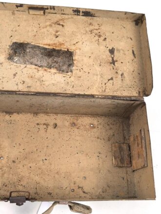 Kasten für MG34 Erdkampfausrüstung . Gehört so in Panzerkampfwagen , die mit dem MG34 mit Kugelblende ausgestattet waren. Mit dem Inhalt des Kasten konnte das MG so zur Infanteriswaffen umgebaut werden. Originallack, ungereinigt.