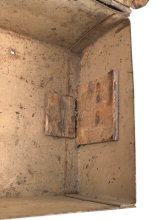 Kasten für MG34 Erdkampfausrüstung . Gehört so in Panzerkampfwagen , die mit dem MG34 mit Kugelblende ausgestattet waren. Mit dem Inhalt des Kasten konnte das MG so zur Infanteriswaffen umgebaut werden. Originallack, ungereinigt.