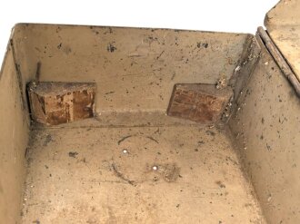Kasten für MG34 Erdkampfausrüstung . Gehört so in Panzerkampfwagen , die mit dem MG34 mit Kugelblende ausgestattet waren. Mit dem Inhalt des Kasten konnte das MG so zur Infanteriswaffen umgebaut werden. Originallack, ungereinigt.