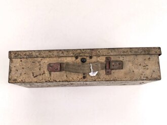Kasten für MG34 Erdkampfausrüstung . Gehört so in Panzerkampfwagen , die mit dem MG34 mit Kugelblende ausgestattet waren. Mit dem Inhalt des Kasten konnte das MG so zur Infanteriswaffen umgebaut werden. Originallack, ungereinigt.