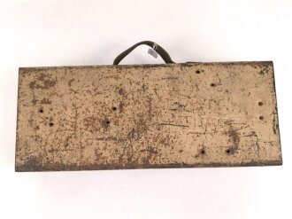 Kasten für MG34 Erdkampfausrüstung . Gehört so in Panzerkampfwagen , die mit dem MG34 mit Kugelblende ausgestattet waren. Mit dem Inhalt des Kasten konnte das MG so zur Infanteriswaffen umgebaut werden. Originallack, ungereinigt.