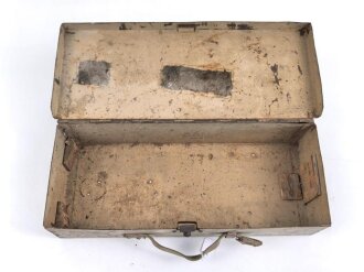 Kasten für MG34 Erdkampfausrüstung . Gehört so in Panzerkampfwagen , die mit dem MG34 mit Kugelblende ausgestattet waren. Mit dem Inhalt des Kasten konnte das MG so zur Infanteriswaffen umgebaut werden. Originallack, ungereinigt.