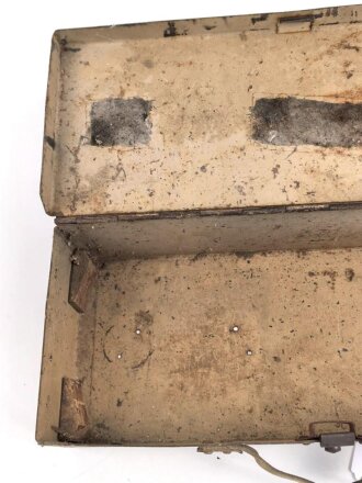 Kasten für MG34 Erdkampfausrüstung . Gehört so in Panzerkampfwagen , die mit dem MG34 mit Kugelblende ausgestattet waren. Mit dem Inhalt des Kasten konnte das MG so zur Infanteriswaffen umgebaut werden. Originallack, ungereinigt.