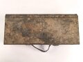 Kasten für MG34 Erdkampfausrüstung . Gehört so in Panzerkampfwagen , die mit dem MG34 mit Kugelblende ausgestattet waren. Mit dem Inhalt des Kasten konnte das MG so zur Infanteriewaffe umgebaut werden. Originallack, ungereinigt.