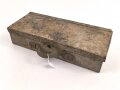 Kasten für MG34 Erdkampfausrüstung . Gehört so in Panzerkampfwagen , die mit dem MG34 mit Kugelblende ausgestattet waren. Mit dem Inhalt des Kasten konnte das MG so zur Infanteriswaffen umgebaut werden. Originallack, ungereinigt.