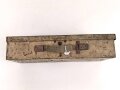 Kasten für MG34 Erdkampfausrüstung . Gehört so in Panzerkampfwagen , die mit dem MG34 mit Kugelblende ausgestattet waren. Mit dem Inhalt des Kasten konnte das MG so zur Infanteriswaffen umgebaut werden. Originallack, ungereinigt.