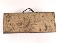 Kasten für MG34 Erdkampfausrüstung . Gehört so in Panzerkampfwagen , die mit dem MG34 mit Kugelblende ausgestattet waren. Mit dem Inhalt des Kasten konnte das MG so zur Infanteriswaffen umgebaut werden. Originallack, ungereinigt.