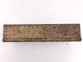 Kasten für MG34 Erdkampfausrüstung . Gehört so in Panzerkampfwagen , die mit dem MG34 mit Kugelblende ausgestattet waren. Mit dem Inhalt des Kasten konnte das MG so zur Infanteriswaffen umgebaut werden. Originallack, ungereinigt.