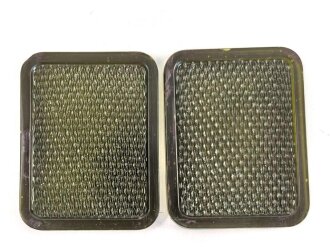 Zwei Schauzeichenabdeckungen, Maße je 2, 7  x 3,5cm. Anscheinend aus dem Armaturenbrett einer Halbkette der Wehrmacht
