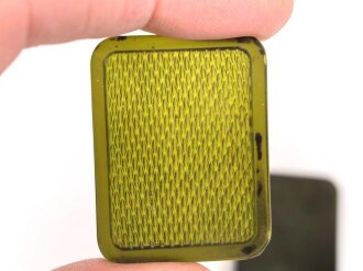 Zwei Schauzeichenabdeckungen, Maße je 2, 7  x 3,5cm. Anscheinend aus dem Armaturenbrett einer Halbkette der Wehrmacht