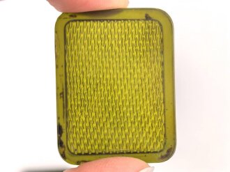 Zwei Schauzeichenabdeckungen, Maße je 2, 7  x 3,5cm. Anscheinend aus dem Armaturenbrett einer Halbkette der Wehrmacht