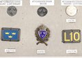 Schweden, Sammlung Mützenabzeichen und Rangabzeichen, auf Karton geklebt und getackert