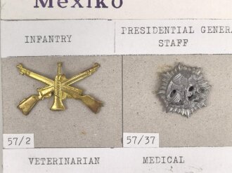 Mexiko, Sammlung verschiedener Abzeichen, auf Karton...