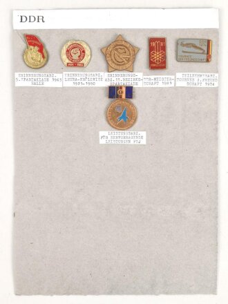 DDR, Sammlung verschiedener Abzeichen, auf Karton geklebt