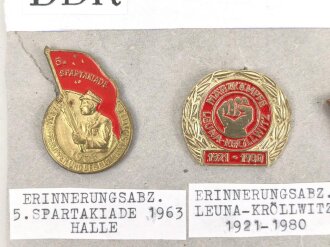 DDR, Sammlung verschiedener Abzeichen, auf Karton geklebt