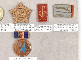 DDR, Sammlung verschiedener Abzeichen, auf Karton geklebt
