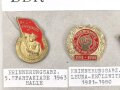 DDR, Sammlung verschiedener Abzeichen, auf Karton geklebt