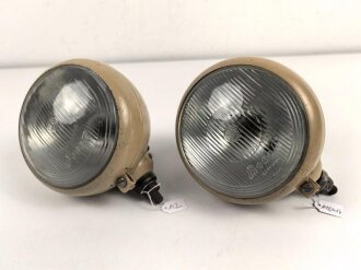 Paar Scheinwerfer für Fahrzeuge der Wehrmacht. Sandfarbener Originallack, Scheibendurchmesser 14cm. Guter Zustand, Funktion nicht geprüft