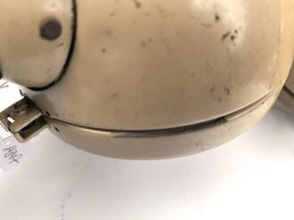 Paar Scheinwerfer für Fahrzeuge der Wehrmacht. Sandfarbener Originallack, Scheibendurchmesser 14cm. Guter Zustand, Funktion nicht geprüft