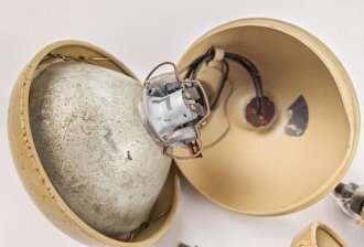 Paar Scheinwerfer für Fahrzeuge der Wehrmacht. Sandfarbener Originallack, Scheibendurchmesser 14cm. Guter Zustand, Funktion nicht geprüft