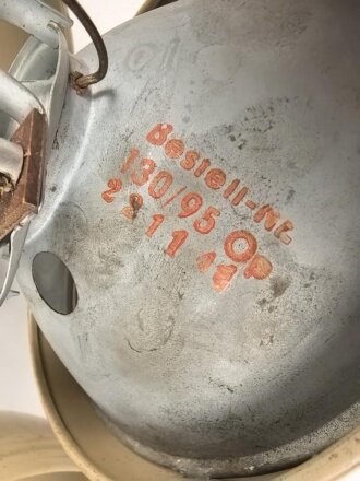 Paar Scheinwerfer für Fahrzeuge der Wehrmacht. Sandfarbener Originallack, Scheibendurchmesser 14cm. Guter Zustand, Funktion nicht geprüft