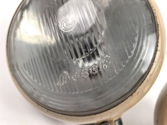 Paar Scheinwerfer für Fahrzeuge der Wehrmacht. Sandfarbener Originallack, Scheibendurchmesser 14cm. Guter Zustand, Funktion nicht geprüft
