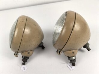 Paar Scheinwerfer für Fahrzeuge der Wehrmacht. Sandfarbener Originallack, Scheibendurchmesser 14cm. Guter Zustand, Funktion nicht geprüft