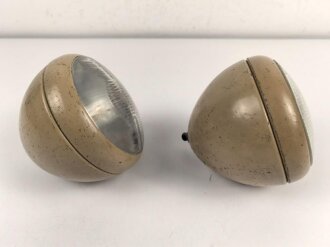 Paar Scheinwerfer für Fahrzeuge der Wehrmacht. Sandfarbener Originallack, Scheibendurchmesser 14cm. Guter Zustand, Funktion nicht geprüft