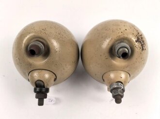Paar Scheinwerfer für Fahrzeuge der Wehrmacht. Sandfarbener Originallack, Scheibendurchmesser 14cm. Guter Zustand, Funktion nicht geprüft