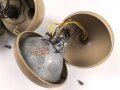 Paar Scheinwerfer für Fahrzeuge der Wehrmacht. Sandfarbener Originallack, Scheibendurchmesser 14cm. Guter Zustand, Funktion nicht geprüft