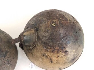Paar Scheinwerfer für Fahrzeuge der Wehrmacht. Originale Tarnlackierung,  Scheibendurchmesser 20cm, Die Schrauben wurden ewig nicht mehr geöffnet, dabei soll es bleiben.  Funktion nicht geprüft