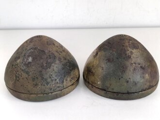 Paar Scheinwerfer für Fahrzeuge der Wehrmacht. Originale Tarnlackierung,  Scheibendurchmesser 20cm, Die Schrauben wurden ewig nicht mehr geöffnet, dabei soll es bleiben.  Funktion nicht geprüft